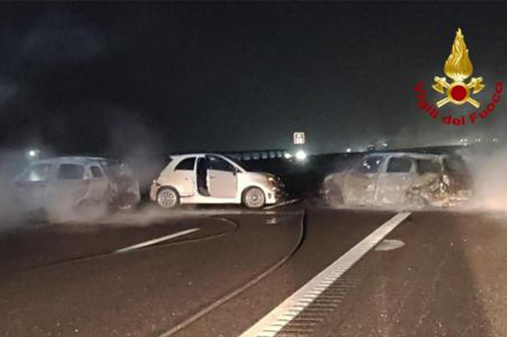 This photo taken and handout on January 29, 2020 by the Italian Department of firefighters, the Vigili del Fuoco, shows burnt cars after rescuers intervened following a criminal attempt to ambush an armoured truck on a stretch of highway between Milan and Lodi, in San Zenone al Lambro. - Several burning vehicles on a highway in northern Italy were set up to stop an armored truck carrying cash, but the truck's driver managed to drive through the wall of fire and escape. The attack occurred shortly before midnight late on January 28, 2020, as criminals set fire to about ten vehicles, all probably stolen, in both directions of travel on the motorway. (Photo by Handout / Vigili del Fuoco / AFP) / RESTRICTED TO EDITORIAL USE - MANDATORY CREDIT 